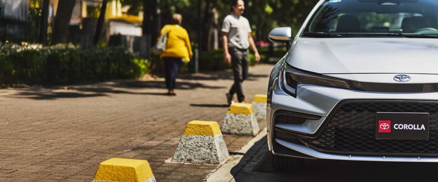 El nuevo Toyota Corolla 2026 cuenta con una parrilla frontal color negro. Foto: Toyota