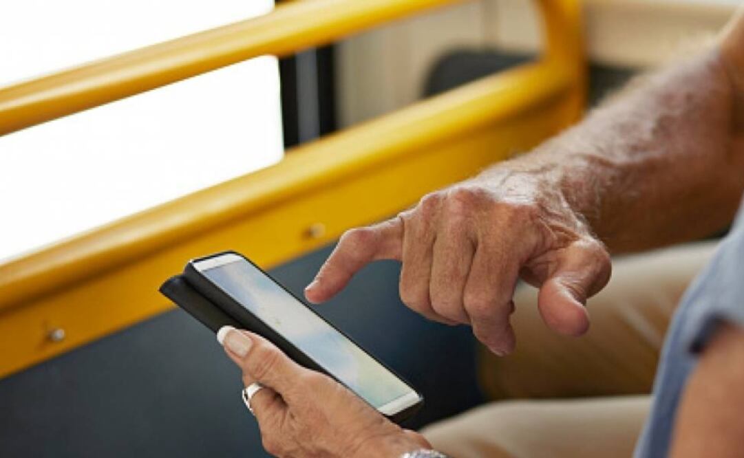 La mujer vio que el hombre tenía problemas para reproducir un video en su celular y decidió ayudarle