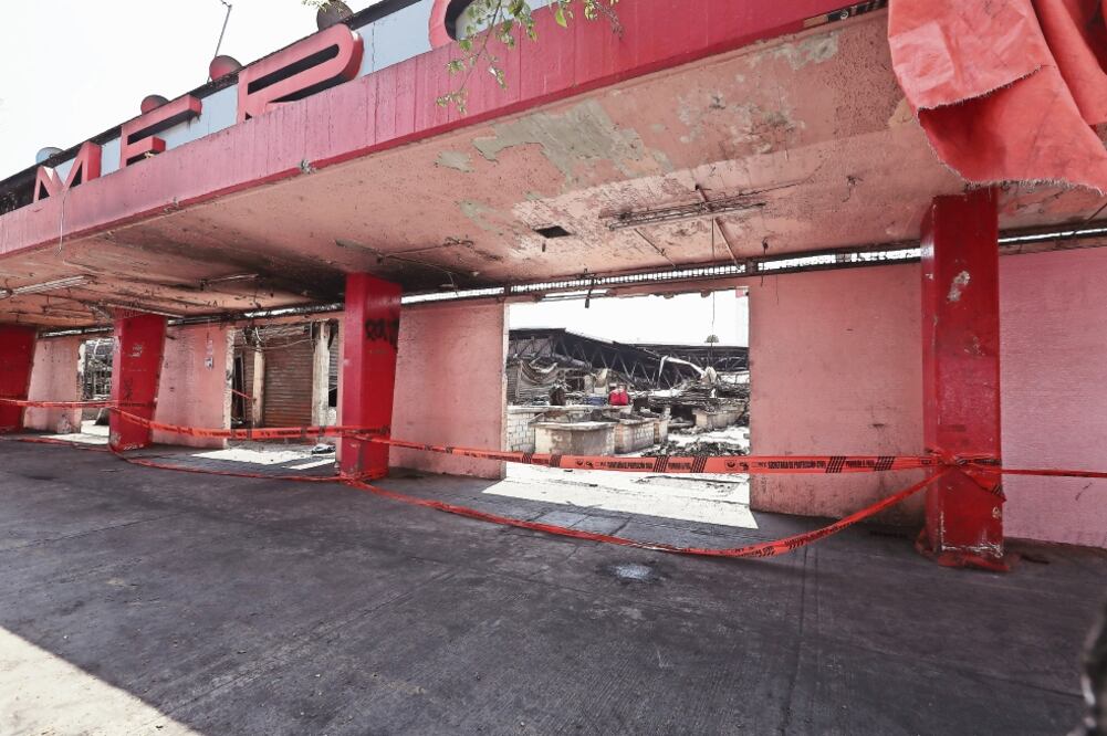 La nave principal del mercado Hidalgo, que fue la más dañada por el incendio del 9 de marzo, permanece cerrada y es resguardada por elementos de la SSP y Protección Civil mientras terminan los trabajos de remoción de escombros. Foto: ALEJANDRO ACOSTA