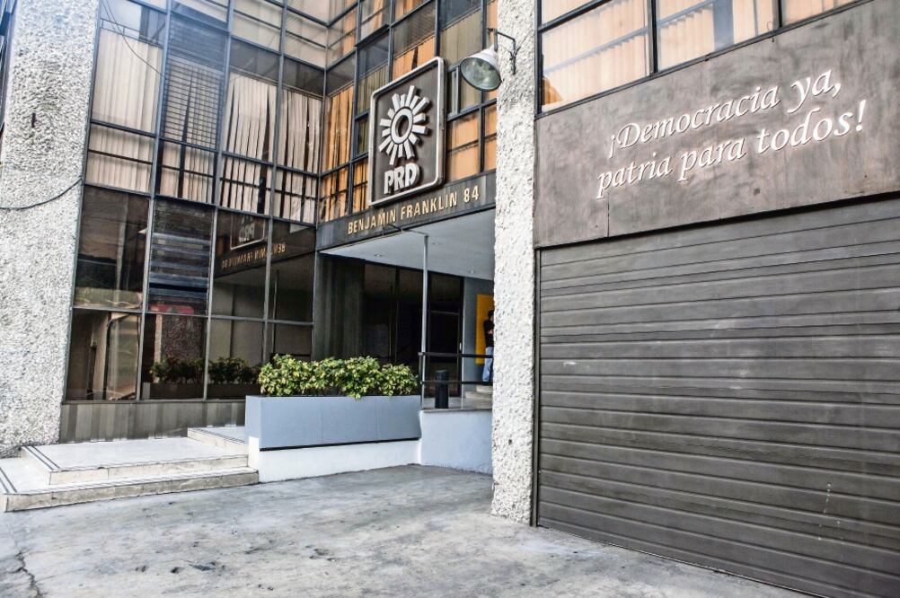 El INE reveló que el partido que más adeuda al fisco es el PRD, ya que debe 332.8 millones de pesos, equivalente a 53% de los pasivos de los partidos (ARCHIVO EL UNIVERSAL)