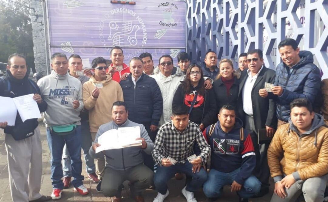 Protestan bomberos afuera de la CDH de la CDMX. Foto: Especial