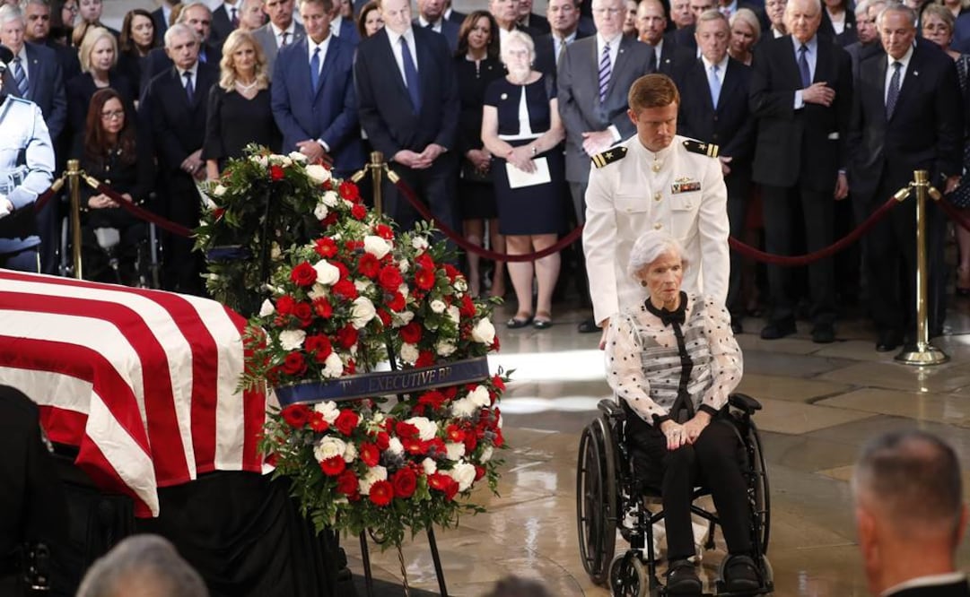 Roberta McCain, madre del fallecido senador John McCain, asiste a una ceremonia celebrada a la llegada del féretro de su hijo a la Rotonda del Capitolio en Washington DC. Foto: EFE
