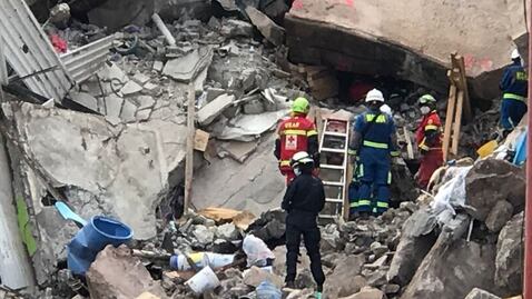 Rescatan cuerpo de menor en zona colapsada en el Cerro del Chiquihuite