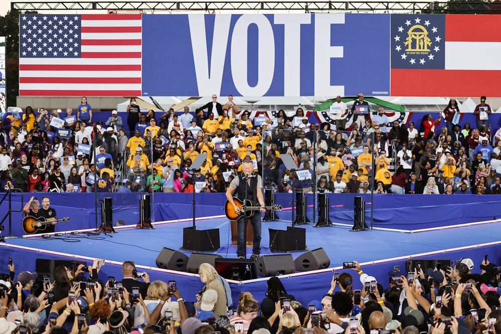 Bruce Springsteen, en un mitin en apoyo a la vicepresidenta y candidata  demócrata Kamala Harris, ayer en Clarkston, Georgia. Foto: EFE