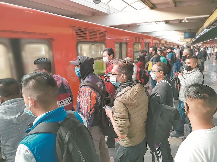 Una mayor afluencia de usuarios fue visible en el Metro al reactivarse sectores como la industria automotriz y de la construcción, así como actividades de oficina de empresas privadas. MOISÉS PABLO. CUARTOSCURO