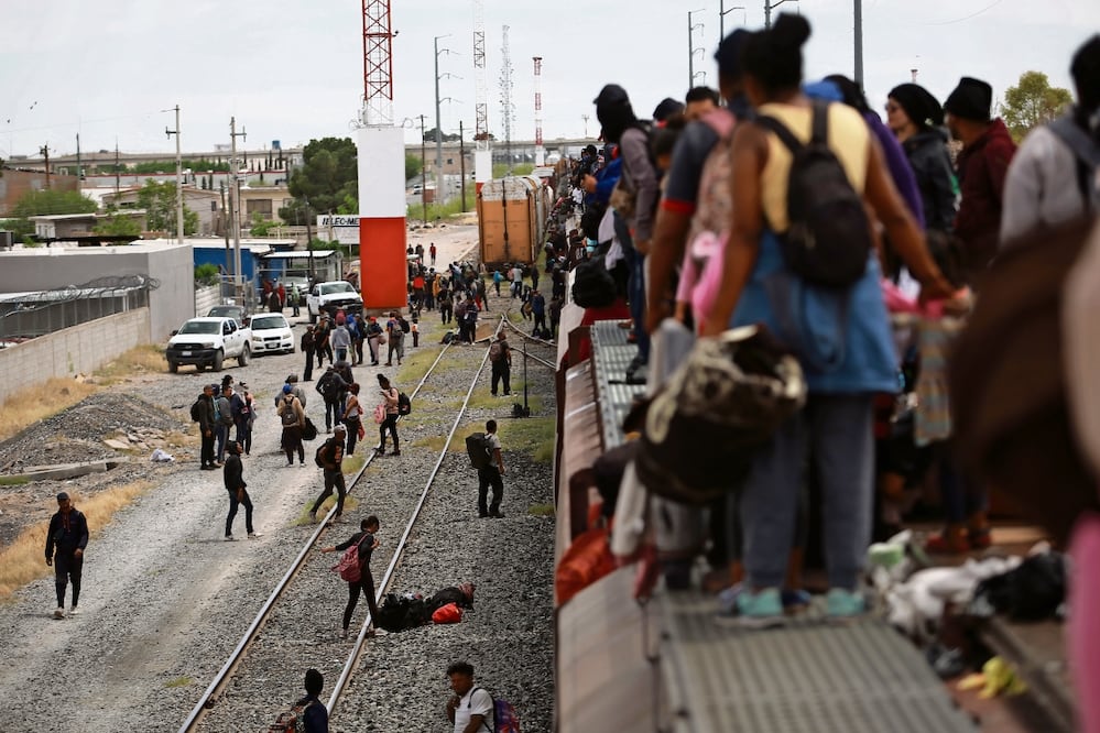 A bordo del tren de carga, cientos de migrantes llegaron la tarde de ayer a Ciudad Juárez, desde donde buscarán ingresar a Estados Unidos. Foto: de Christian Torres. El Universal