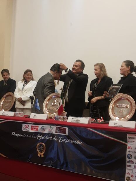 Luy, cartonista de EL UNIVERSAL, recibe la medalla Francisco Villa