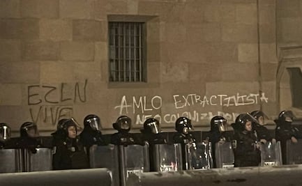 Manifestantes por el Día de la Resistencia Indígena realizan pintas en Palacio Nacional