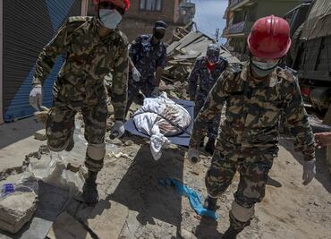 Suman 110 muertos por segundo terremoto en Nepal