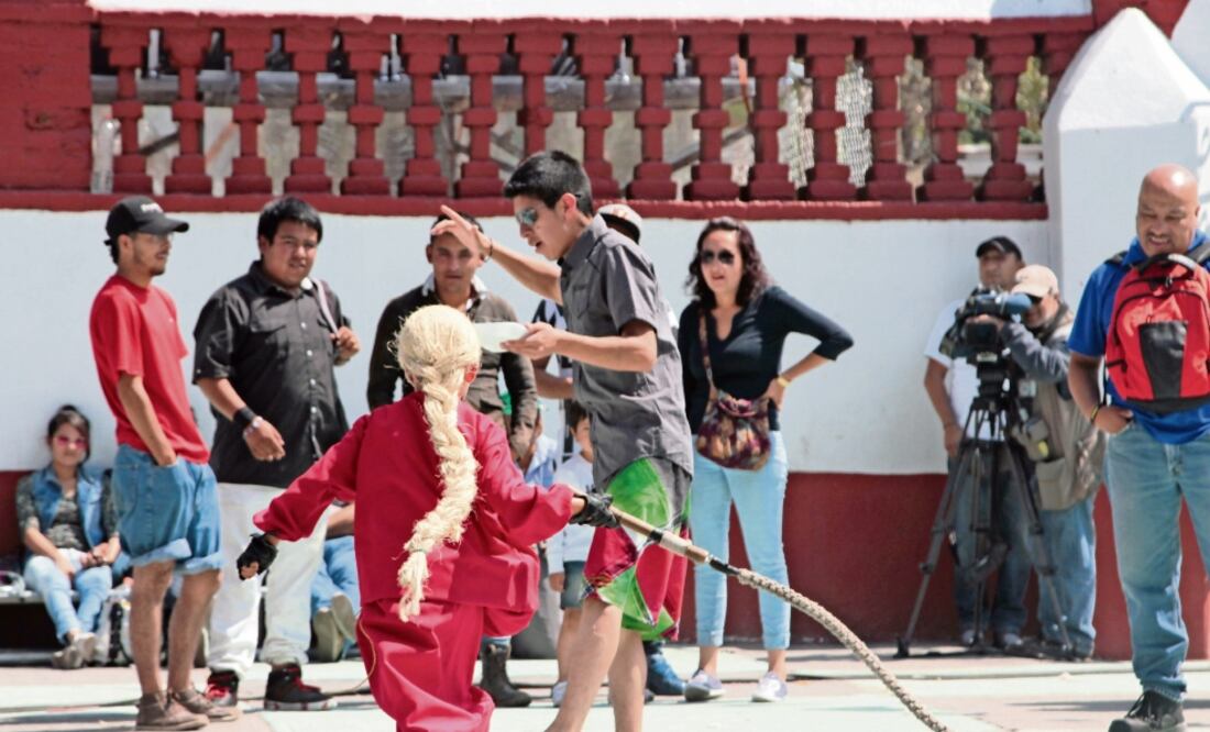 Algunos asistentes a la quema de judas piden que los flagelen por gusto y terminan con heridas y moretones en diferentes partes del cuerpo por los reatazos recibidos. (VERÓNICA RAMÍREZ. OBTURADOR)