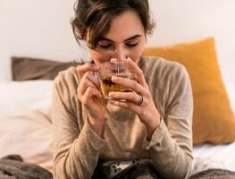 Cabello fuerte y saludable; descubre cómo un té puede revitalizar tu cuero cabelludo y frenar la caída