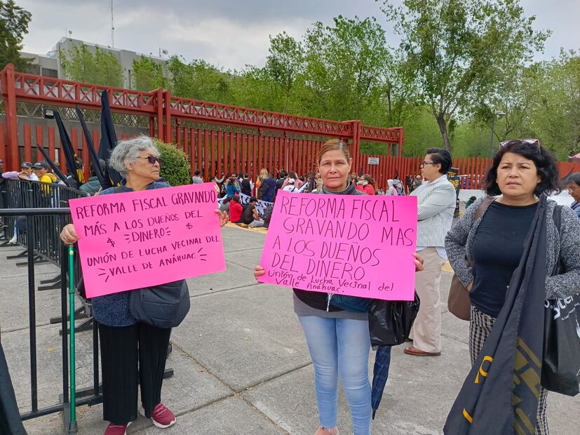 Manifestantes impiden ingreso a diputados. Foto: Enrique Gómez / EL UNIVERSAL