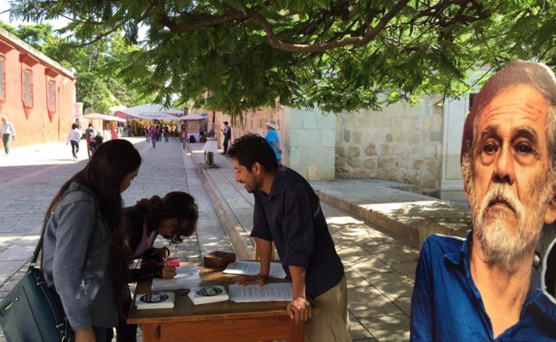 Se colocaron fotografías del tamaño natural del artista, para que la gente pueda tomarse una fotografía con la reproducción. (FOTO: Lupita Thomas / Agencia Quadratín)