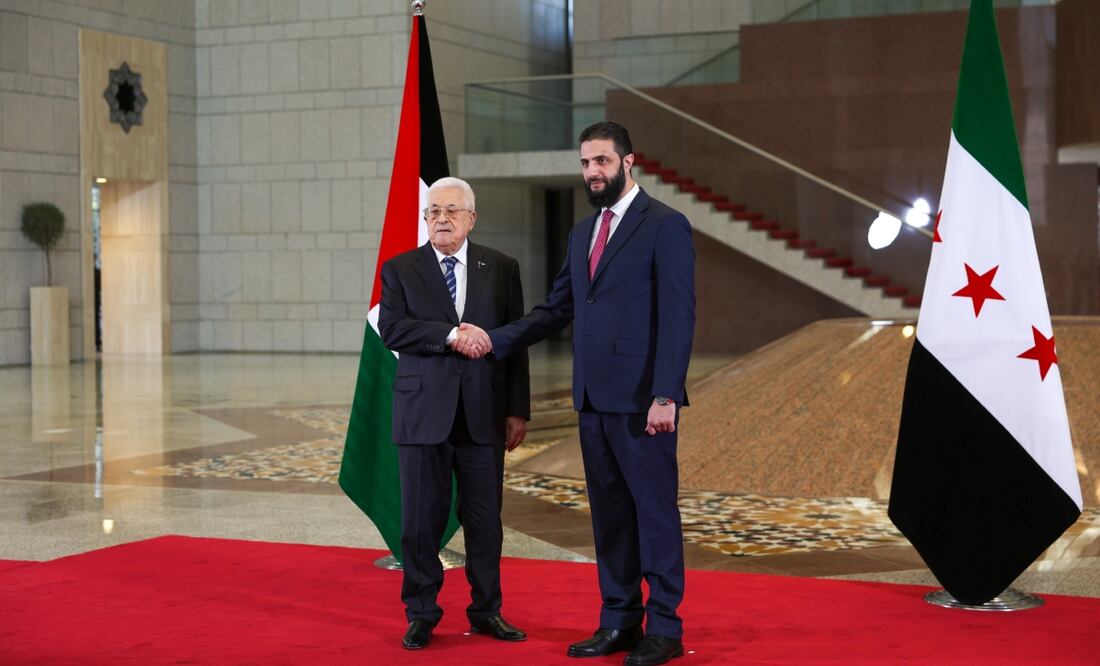 El presidente interino de Siria, Ahmed al Sharaa, recibe al presidente de la Autoridad Palestina, Mahmud Abás, en Damasco, Siria, el 18 de abril de 2025. Foto: EFE