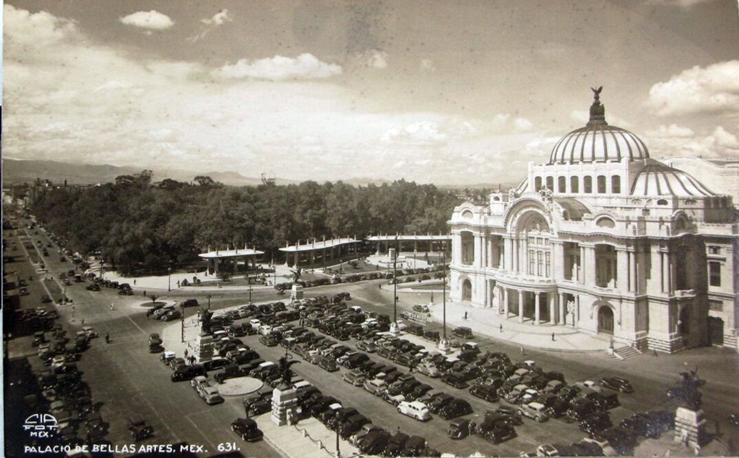 El Palacio de Bellas Artes, que alberga desde su apertura al Museo del Palacio de Bellas Artes, en una postal de fines de los años 30. A la izquierda, a uno de sus costados, se encuentra la Librería de Cristal, años después demolida para la construcción del metro, al fondo la Alameda Central y una perspectiva de avenida Juárez. Colección Carlos Villasana.