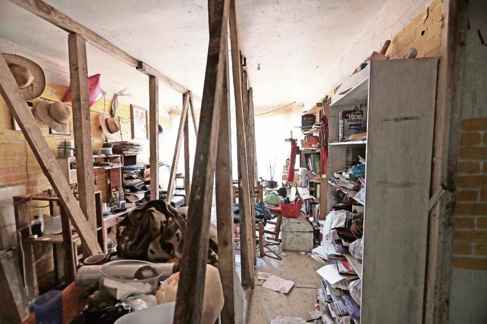 La gente no puede sacar sus muebles porque los polines colocados reducen los espacios para maniobrar. (ALEJANDRO ACOSTA. EL UNIVERSAL)