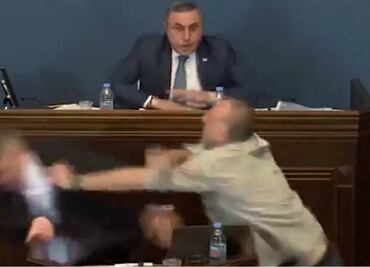 Llegan a los golpes en el Parlamento de Georgia por proyecto de ley sobre "agentes extranjeros"