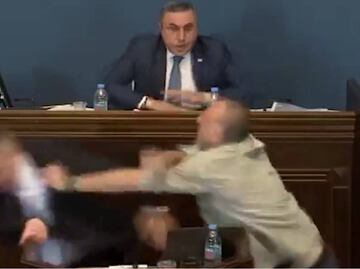 Llegan a los golpes en el Parlamento de Georgia por proyecto de ley sobre "agentes extranjeros"