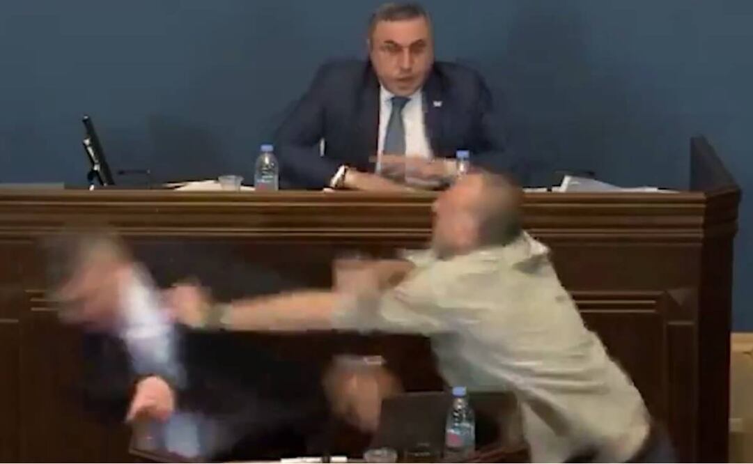 En Georgia, los legisladores del partido gobernante intentaban impulsar un controvertido proyecto de ley sobre “agentes extranjeros”, cuando los políticos se fueron a los golpes. Foto:Captura Redes Sociales