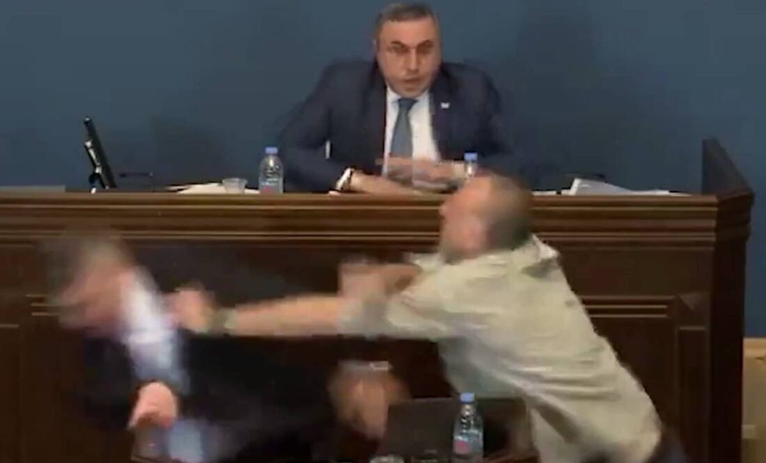 En Georgia, los legisladores del partido gobernante intentaban impulsar un controvertido proyecto de ley sobre “agentes extranjeros”, cuando los políticos se fueron a los golpes. Foto:Captura Redes Sociales