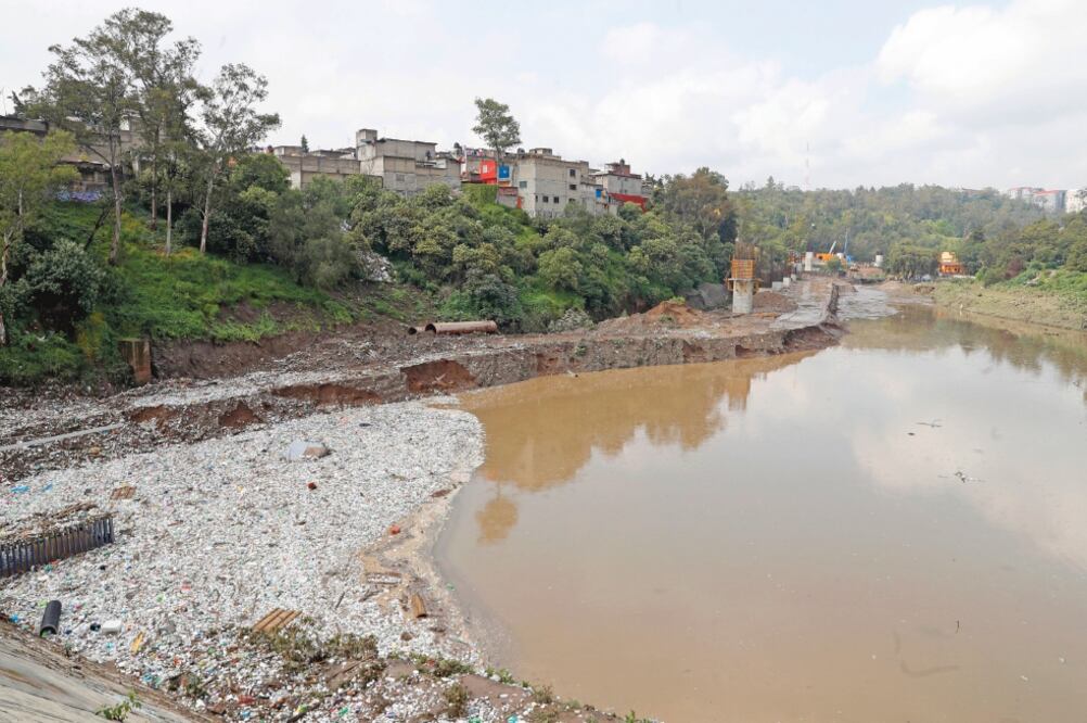Algunos predios contiguos al espejo de agua se inundaron y la mayoría se quedó sin energía eléctrica por la caída de varios postes, los cuales fueron reparados por personal de la CFE. Foto: IRVIN OLIVARES. EL UNIVERSAL