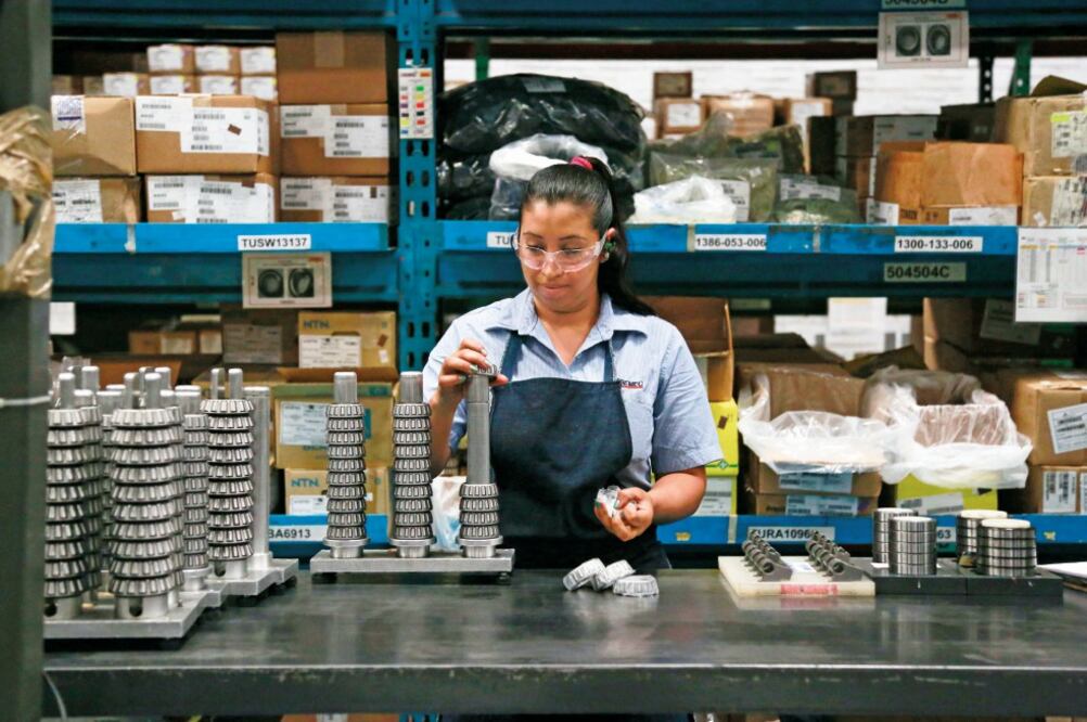 La empresa Tremec anunció que aumentará su plantilla laboral en 10%. Ayer el gobernador Francisco Domínguez se reunió con los directivos de esta compañía (ESPECIA)