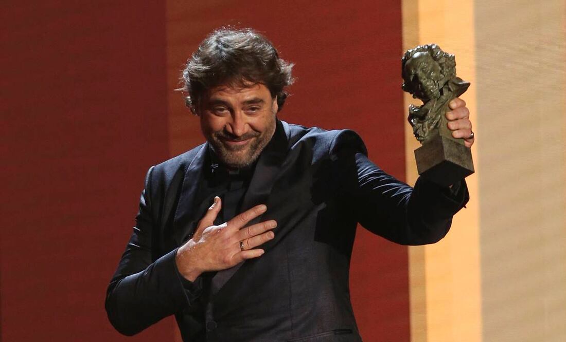 Javier Bardem recibiendo el Goya al mejor actor protagonista. Foto: AP