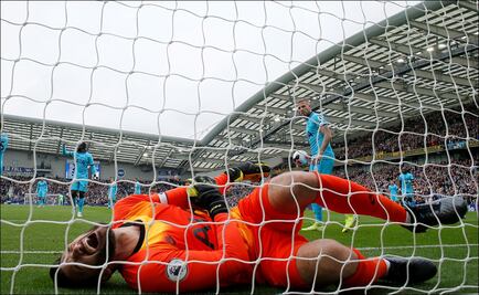 El portero Hugo Lloris sufre brutal lesión en la derrota del Tottenham