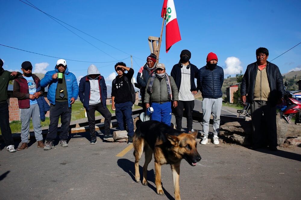Manifestantes bloquean una carretera para protestar contra el gobierno de Dina Boluarte en Cuzco. Foto: AP