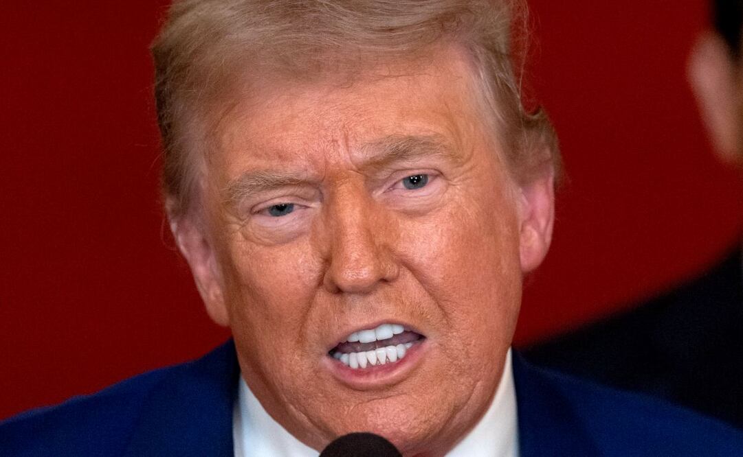 El presidente de Estados Unidos, Donald Trump, se dirige a la nación desde la Casa Blanca en Washington, D.C., el 21 de junio de 2025, tras el anuncio del bombardeo de instalaciones nucleares de Estados Unidos en Irán. El presidente Donald Trump declaró el 21 de junio de 2025 que el ejército estadounidense había llevado a cabo un "ataque muy exitoso" contra tres instalaciones nucleares iraníes, incluyendo la planta subterránea de enriquecimiento de uranio de Fordo. "Hemos completado nuestro exitoso ataque contra las tres instalaciones nucleares de Irán, incluyendo Fordo, Natanz e Isfahán", declaró Trump en una publicación en su plataforma Truth Social. Foto: AFP