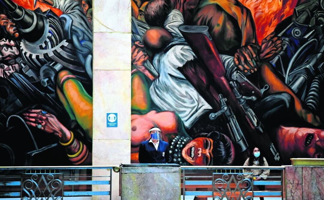 Un empleado del Palacio de Bellas Artes, con cubrebocas y careta en la Ciudad de México, el 2 de septiembre de 2020, Foto: Alfredo Estrella / AFP