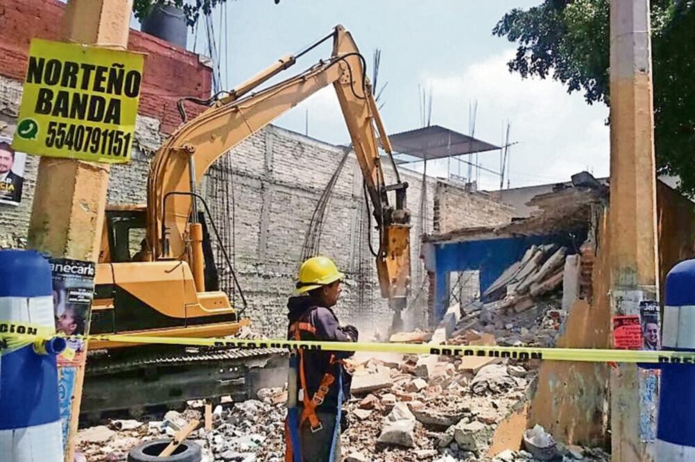 La Secretaría de Obras y Servicios capitalina ha concluido exitosamente la demolición de varios edificios dañados por el sismo del año pasado (ARCHIVO EL UNIVERSAL)