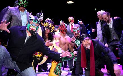 Develan placa de "La Dama de Negro" en la Arena México