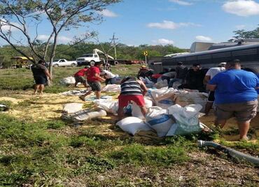 Vuelca tráiler con toneladas de comida para animales en carretera Mérida-Campeche y pobladores hacen rapiña