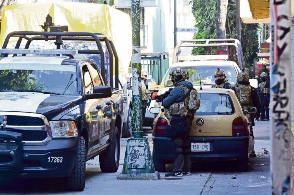 En viviendas usadas por los Beltrán Leyva se localizaron 12 lanzagranadas M4; 20 granadas de fragmentación, 10 de aturdimiento, 20 armas largas y 10 cortas (ARCHIVO EL UNIVERSAL)