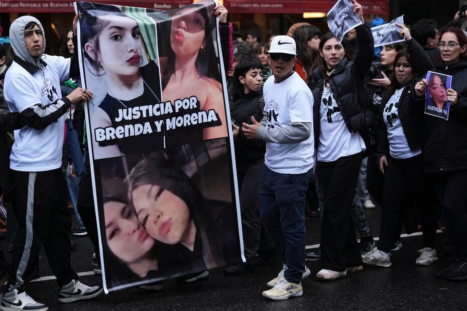 Varias personas sostienen una foto de Brenda del Castillo, Morena Verdi y Lara Gutiérrez, mientras protestan por su tortura y asesinato, que las autoridades atribuyen a bandas de narcotraficantes, durante una manifestación convocada por grupos feministas en Buenos Aires, Argentina. Foto: AP/Archivo