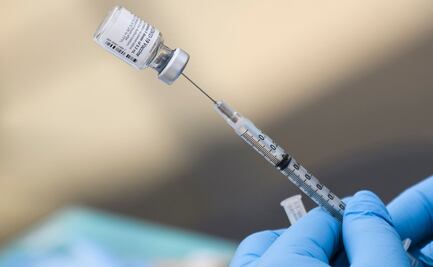 Sindicato de maestros respalda mandato de vacunación obligatoria en EU