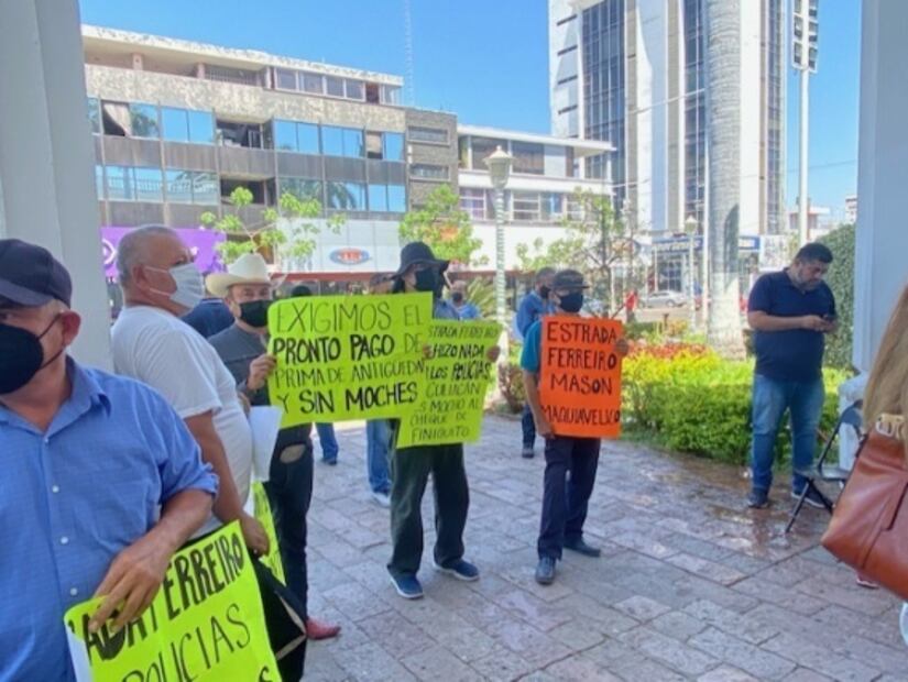 Policías jubilados y viudas bloquean acceso del ayuntamiento de Culiacán; piden finiquito 