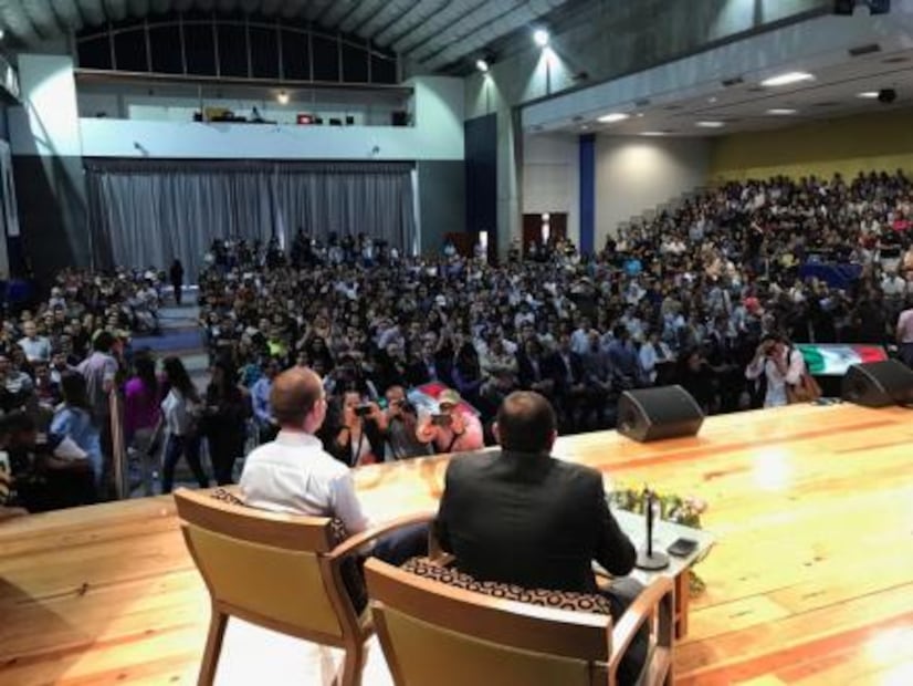 Alumnos exigen a gritos entrar a ponencia de Anaya en el ITESO