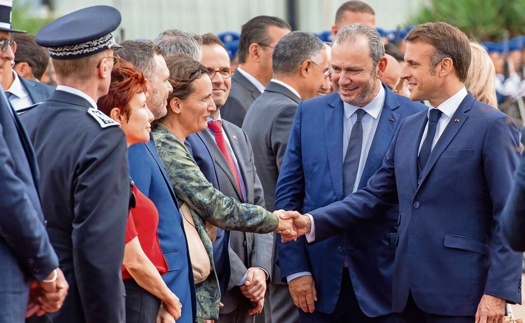 El presidente francés Emmanuel Macron (der.) saluda a miembros del gobierno marroquí y a la embajadora francesa en Marruecos, al norte de Rabat. Foto: Jalil Morchidi / EFE