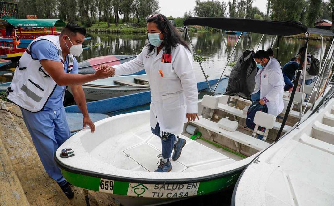 Médicos, enfermeras, sicólogos, trabajadores sociales y nutriólogos cruzan los canales de Xochimilco para hacer visitas domiciliarias y considerar quiénes pueden ser pacientes de primera atención y requieren de este apoyo. Foto: Diego Simón / EL UNIVERSAL 

