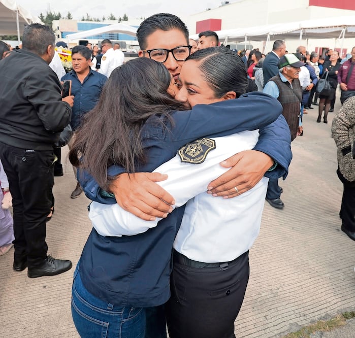 Los policías graduados fueron felicitados por sus familiares. Foto Especial