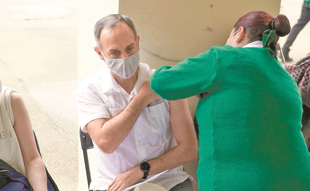 Hugo López-Gatell, asistió ayer a aplicarse la primera dosis de la vacuna contra el Covid-19 en una primaria de la capital, donde agradeció al Gobierno local por la logística en la jornada. Foto: Tomada de Twitter