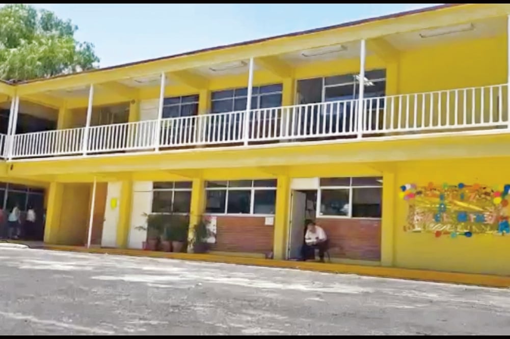 Reparto. En el Centro Comunitario Carmen Serdán , en la zona de los Culhuacanes, los interesados entraban de 10 en 10 para obtener el plástico (SANDRA HERNÁNDEZ. EL UNIVERSAL)