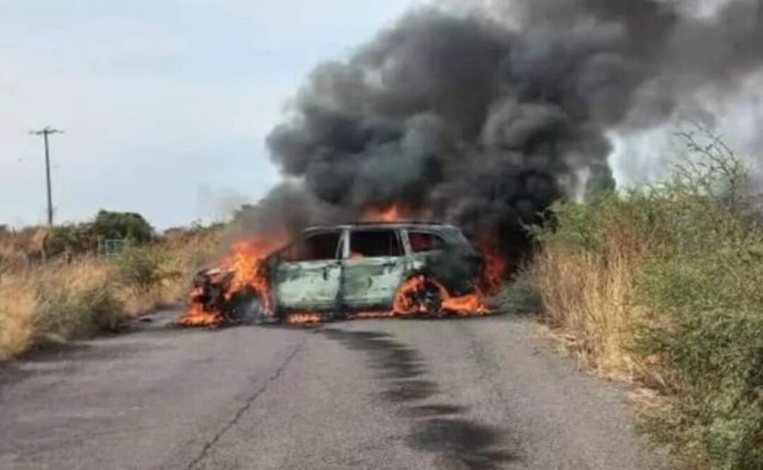 Para darse a la fuga, un grupo delincuencial incendió dos vehículos, uno de ellos bloqueando la carretera y el otro a un costado de la misma a la salida de dicho municipio. Foto: Especial 