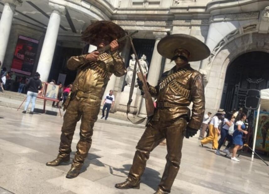 Público de Bellas Artes accede por puerta lateral ante presencia de manifestantes