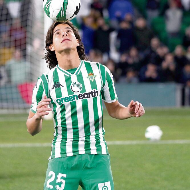 El delantero fue presentado ayer ante los béticos. José Manuel Vidal. EFE