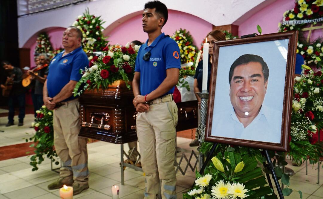 El alcalde de Tacámbaro, Michoacán, Salvador Bastida García, y su escolta, Pastor Cortés Álvarez, fueron asesinados el pasado 6 de junio. Foto: Juan José Estrada / Cuartoscuro