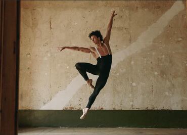 “Para ser artista debes ser romántico”: entrevista a Isaac Hernández