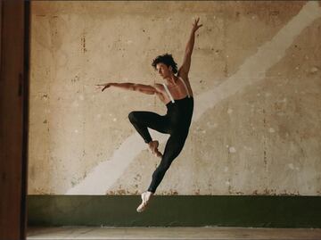 “Para ser artista debes ser romántico”: entrevista a Isaac Hernández